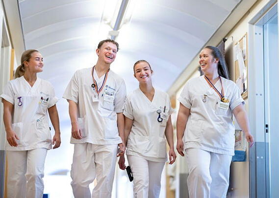 Sykepleiere i korridor