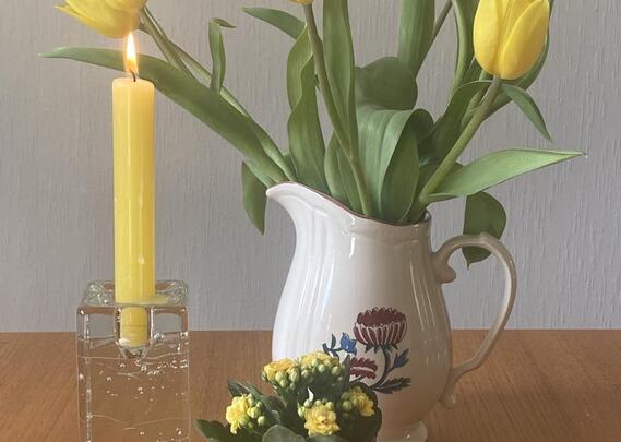 Gule tulipaner og gult stearinlys