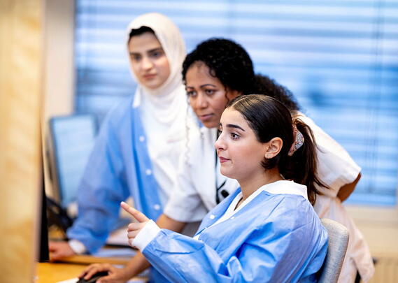 Sykepleiere og studenter ser på pc-skjerm