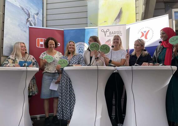 Fra venstre: Kristin H. Bodenstein - Jordmor/Ordstyrer Norsk Sykepleierforbund, Lena Henriksen - Leder Jordmorforeningen, Hanne Charlotte Schjelderup  - Leder Jordmorforbundet NSF, Ida L. Røse - KRF, Sandra Bruflot - H, Ellen Rønning Arnesen -  AP, Marian Hussein - SV