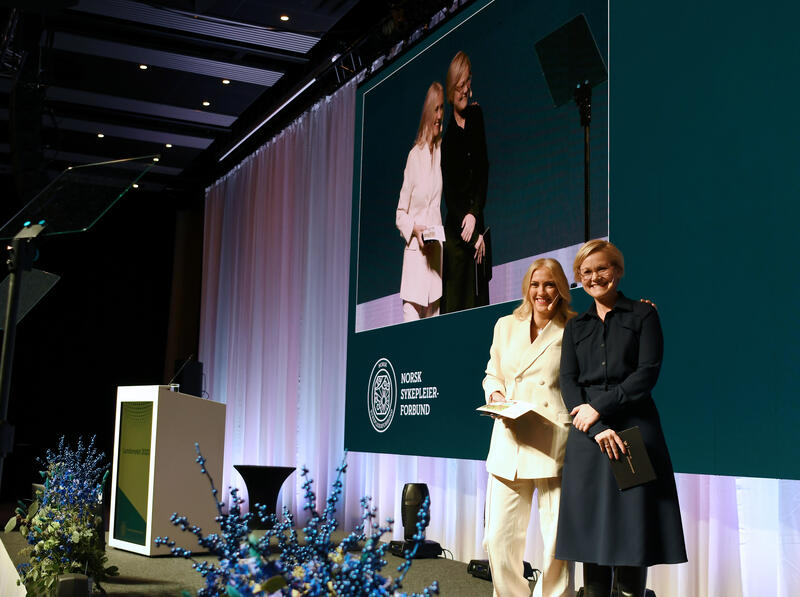 Lill Sverresdatter Larsen og Ingvild Kjerkol