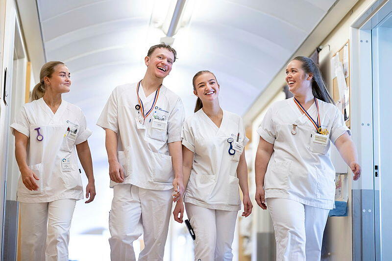 Sykepleiere i korridor