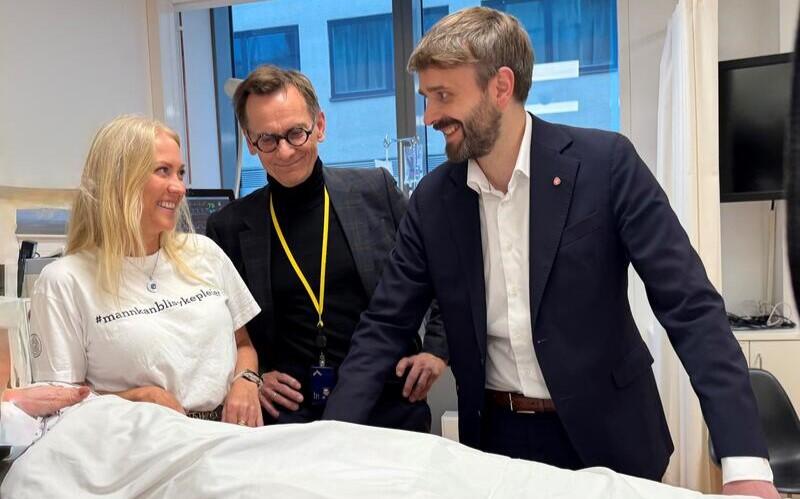 Lill Sverresdatter Larsen, Christen Krogh og Jan Christian Vestre er samlet over en sykeseng