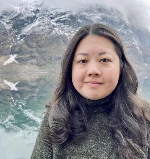 Bilde av kvinnes ansikt ute med fjellbakgrunn