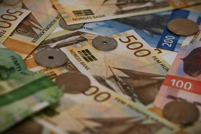 Bilder av norske sedler og mynter. Til fri bruk av NSF.