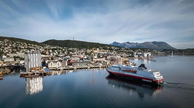 Hurtigruta innseiling til Harstad i solskinn