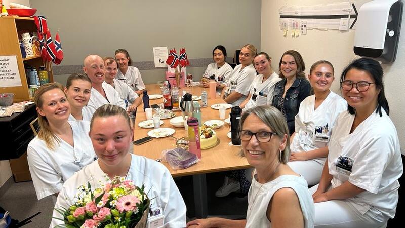 Prisvinner Kristin Irene Berger sammen med kolleger og fylkesleder 