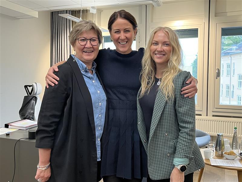 Forbundsleder i Fagforbundet Mette Nord, arbeids- og inkluderingsminister Tonje Brenna og forbundsleder i Norsk Sykepleierforbund Lill Sverresdatter Larsen.