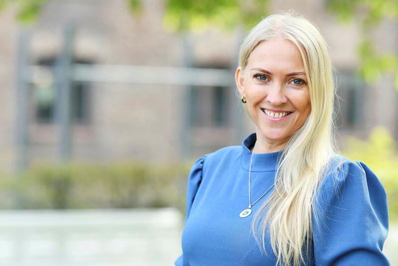 Lill Sverresdatter Larsen
Forbundsleder
Leder
Blå kjole