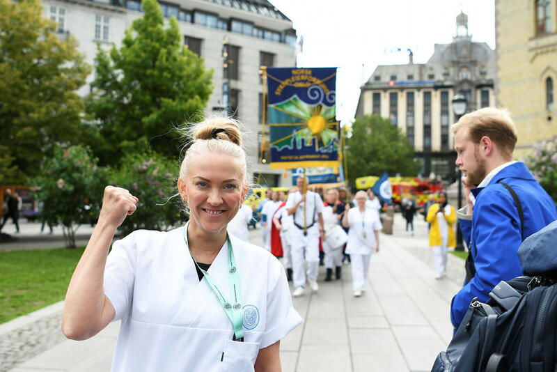 Fagbevegelsen samlet seg og markerte seier for å få endret yrkesskadereglene. Lill Sverresdatter Larsen hytter med knyttneven