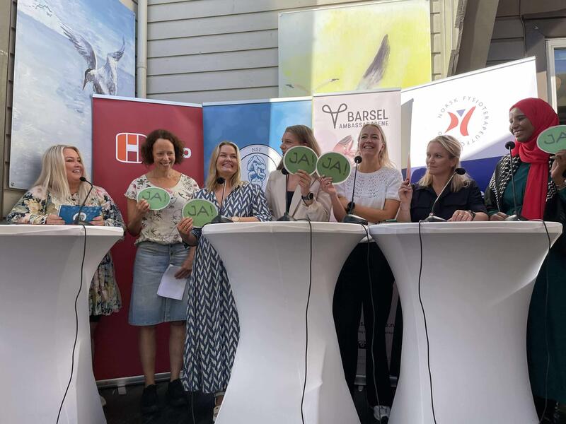 Fra venstre: Kristin H. Bodenstein - Jordmor/Ordstyrer Norsk Sykepleierforbund, Lena Henriksen - Leder Jordmorforeningen, Hanne Charlotte Schjelderup  - Leder Jordmorforbundet NSF, Ida L. Røse - KRF, Sandra Bruflot - H, Ellen Rønning Arnesen -  AP, Marian Hussein - SV