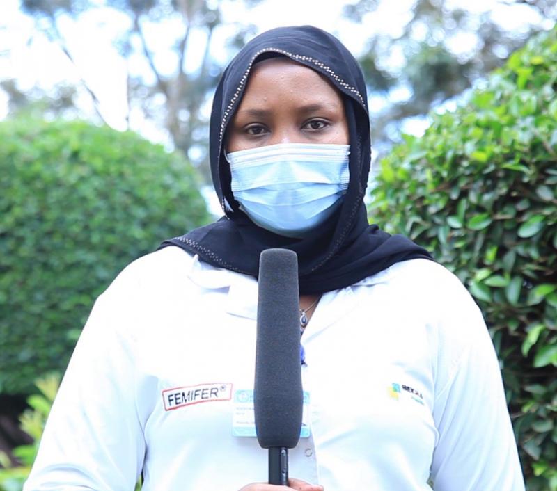 Bilde av sykepleieren Nimbona Noadie utenfor La Croix Du Sud Hospital, Rwanda